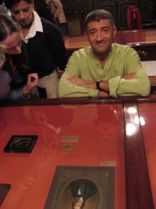 2007. Contemplant un fragment del crani del Cid en la RAE. José Enrique, bon vassall i bon senyor.