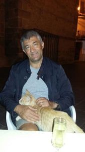 Què faig jo aquí acaronant aquest gat?