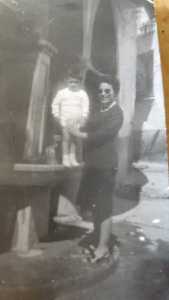 A la font de la plaça del poble, 1962