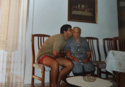 Un besico, abuela Presentación