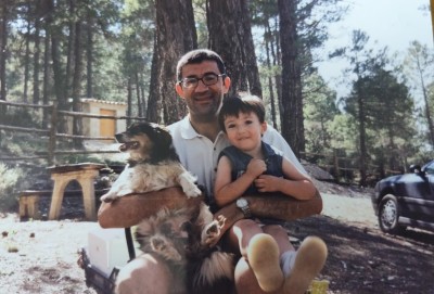 JE abraça tot el que tingui a mà. Puebla de San Miguel, 2002