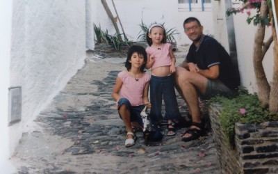 A Cadaqués, juliol de 2003. JE amb les seues princeses.